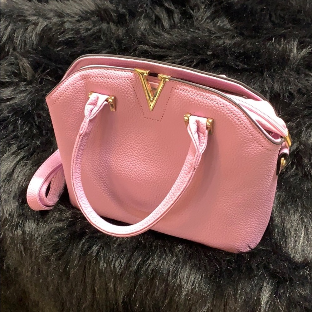 Cute pink purse.